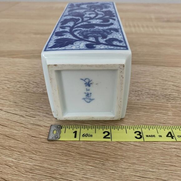 Fukugawa Peony Motif Arita Porcelain Vase - Picture 4 of 5